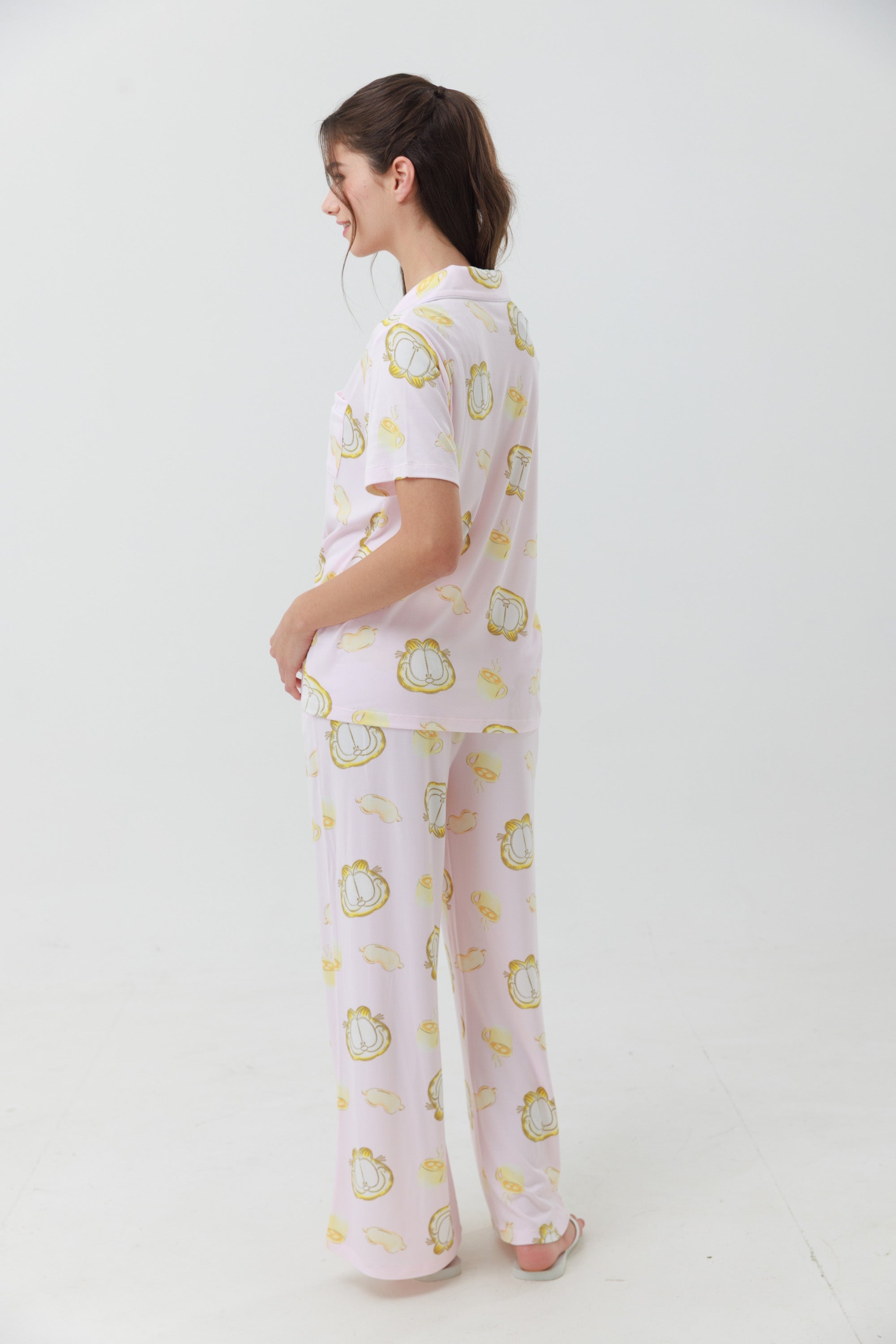 Yummy Print – פיג'מת גרפילד לנשים מכופתרת מכנס ארוך - Image 2