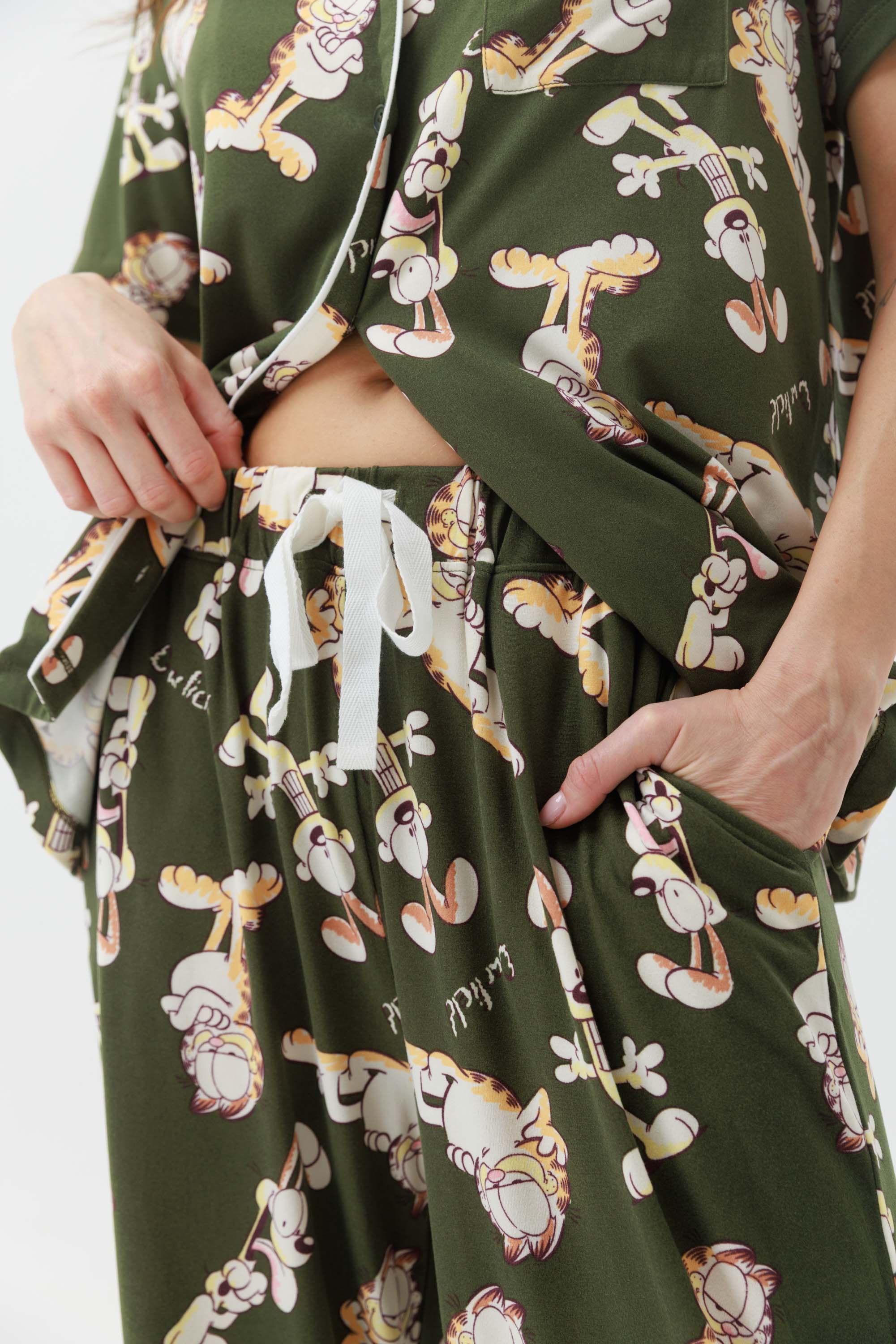 Yummy Print – פיג'מת גרפילד לנשים מכופתרת מכנס ארוך - Image 4