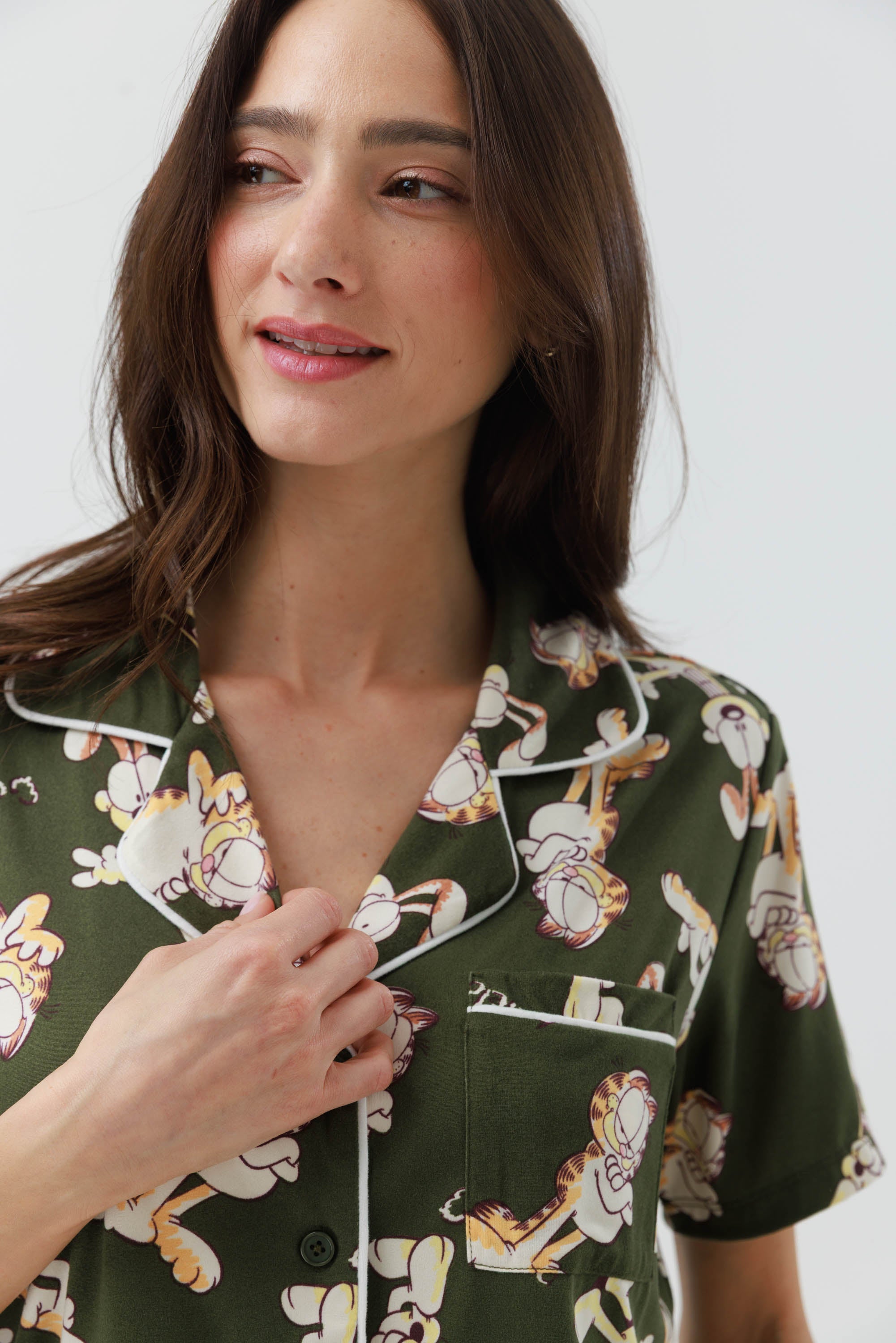 Yummy Print – פיג'מת גרפילד לנשים מכופתרת מכנס ארוך - Image 5
