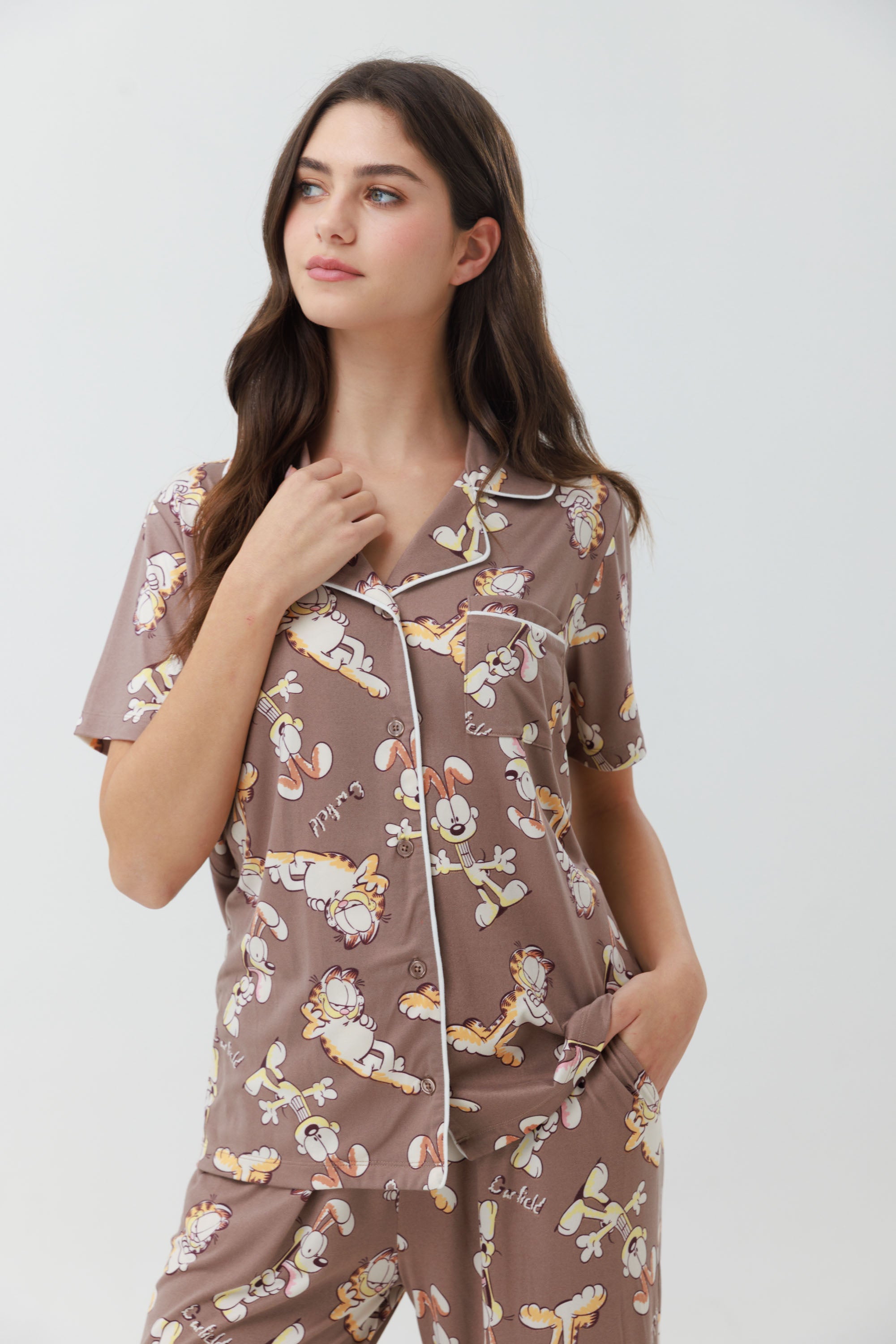 Yummy Print – פיג'מת גרפילד לנשים מכופתרת מכנס ארוך - Image 2