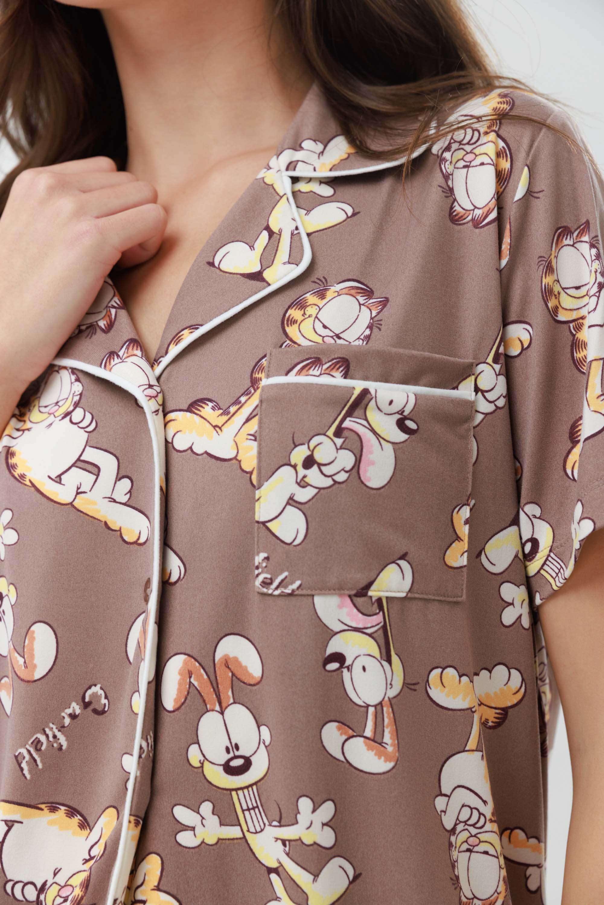 Yummy Print – פיג'מת גרפילד לנשים מכופתרת מכנס ארוך - Image 5