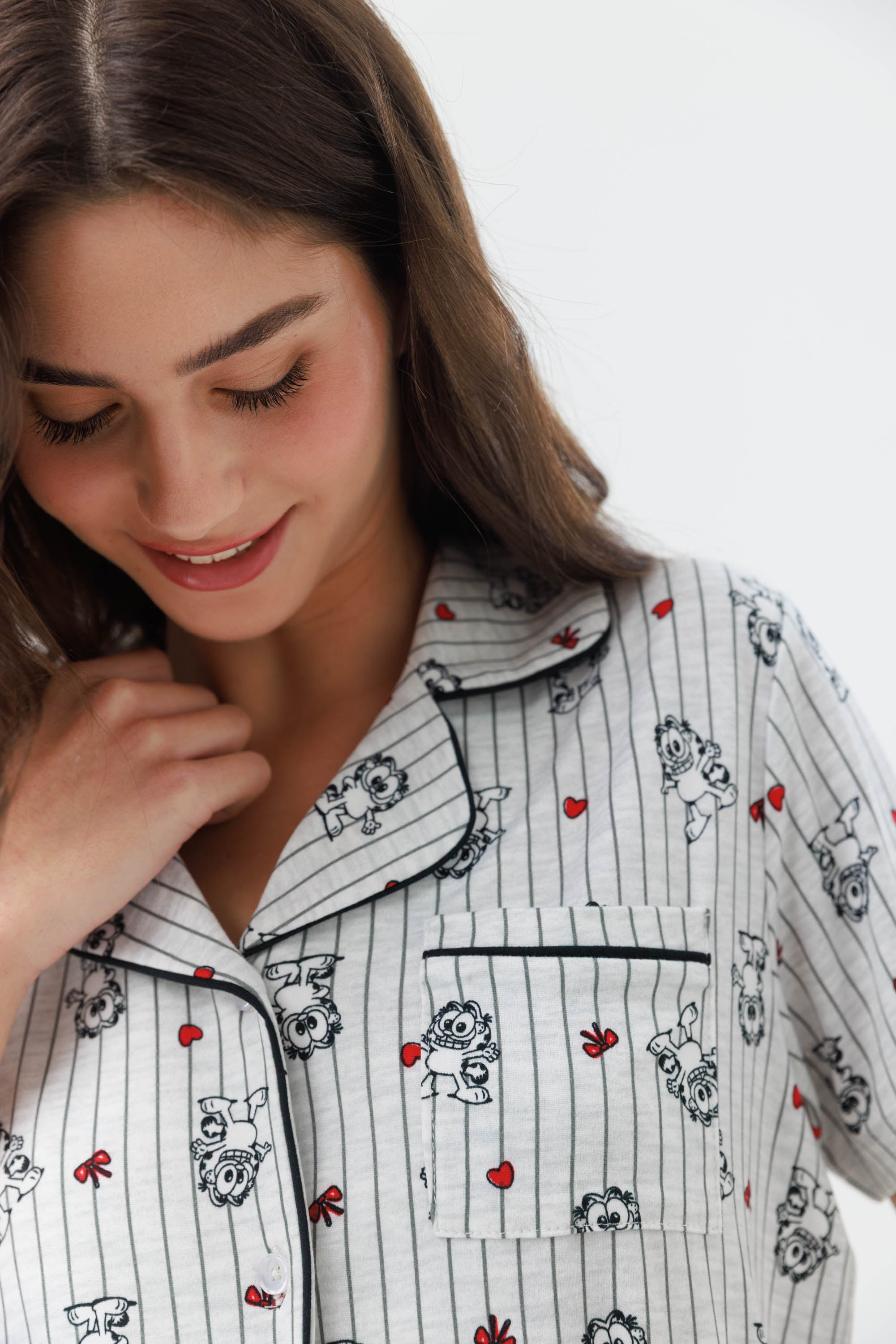 Yummy Print – פיג'מת גרפילד לנשים מכופתרת מכנס ארוך - Image 2