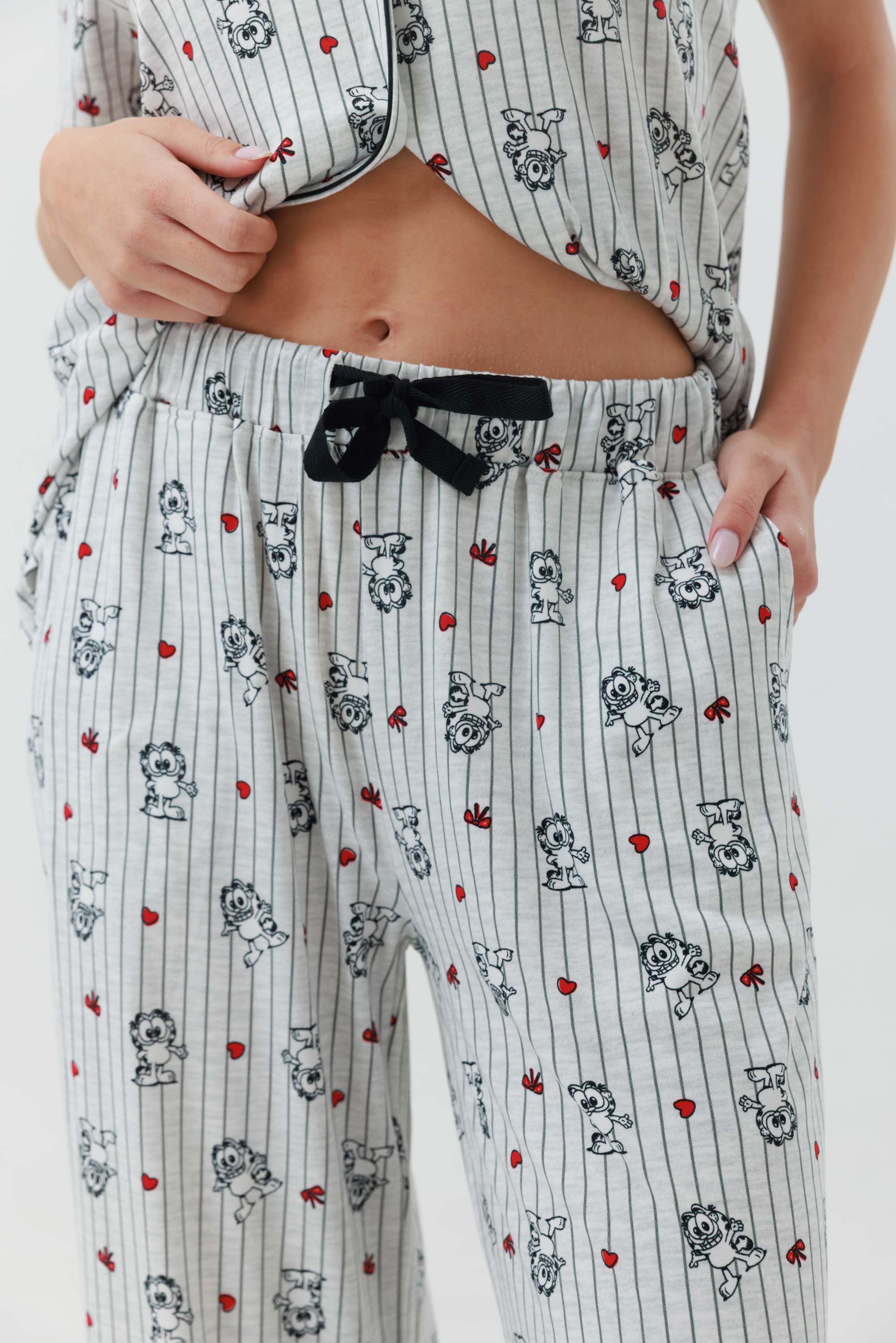 Yummy Print – פיג'מת גרפילד לנשים מכופתרת מכנס ארוך - Image 4