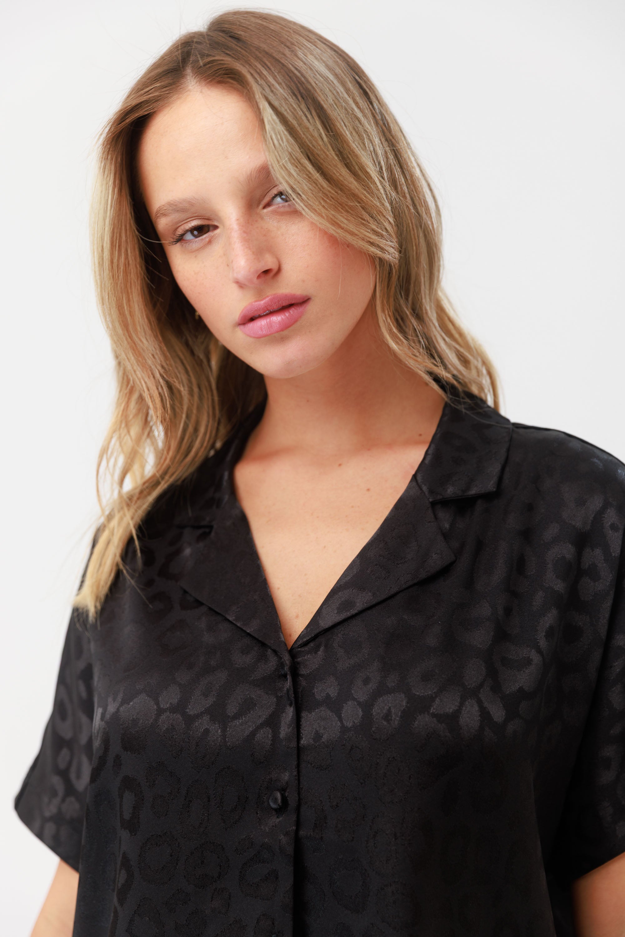Satin Jacquard – סט פיג'מה מכופתרת יוקרתית - Image 2