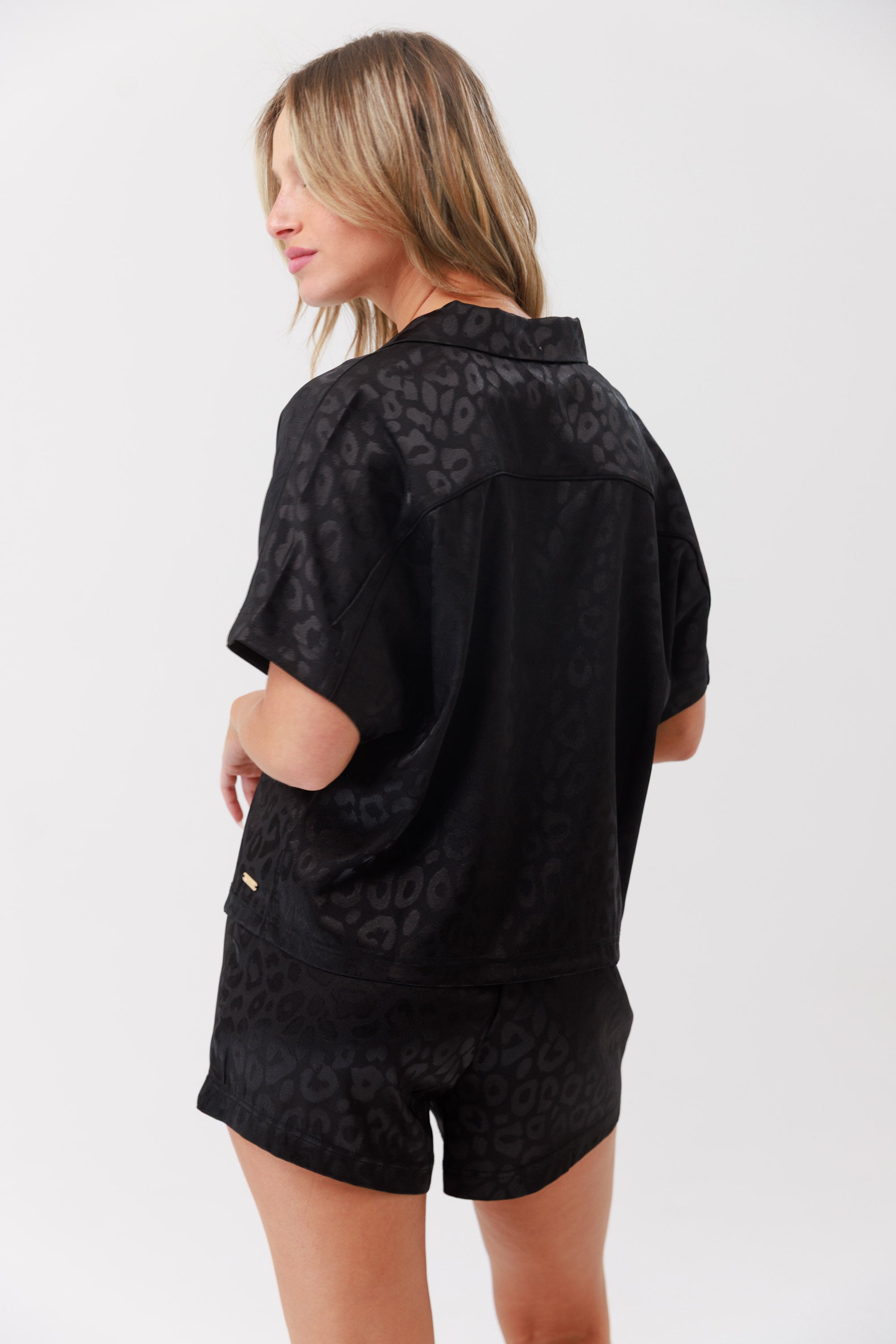 Satin Jacquard – סט פיג'מה מכופתרת יוקרתית - Image 3