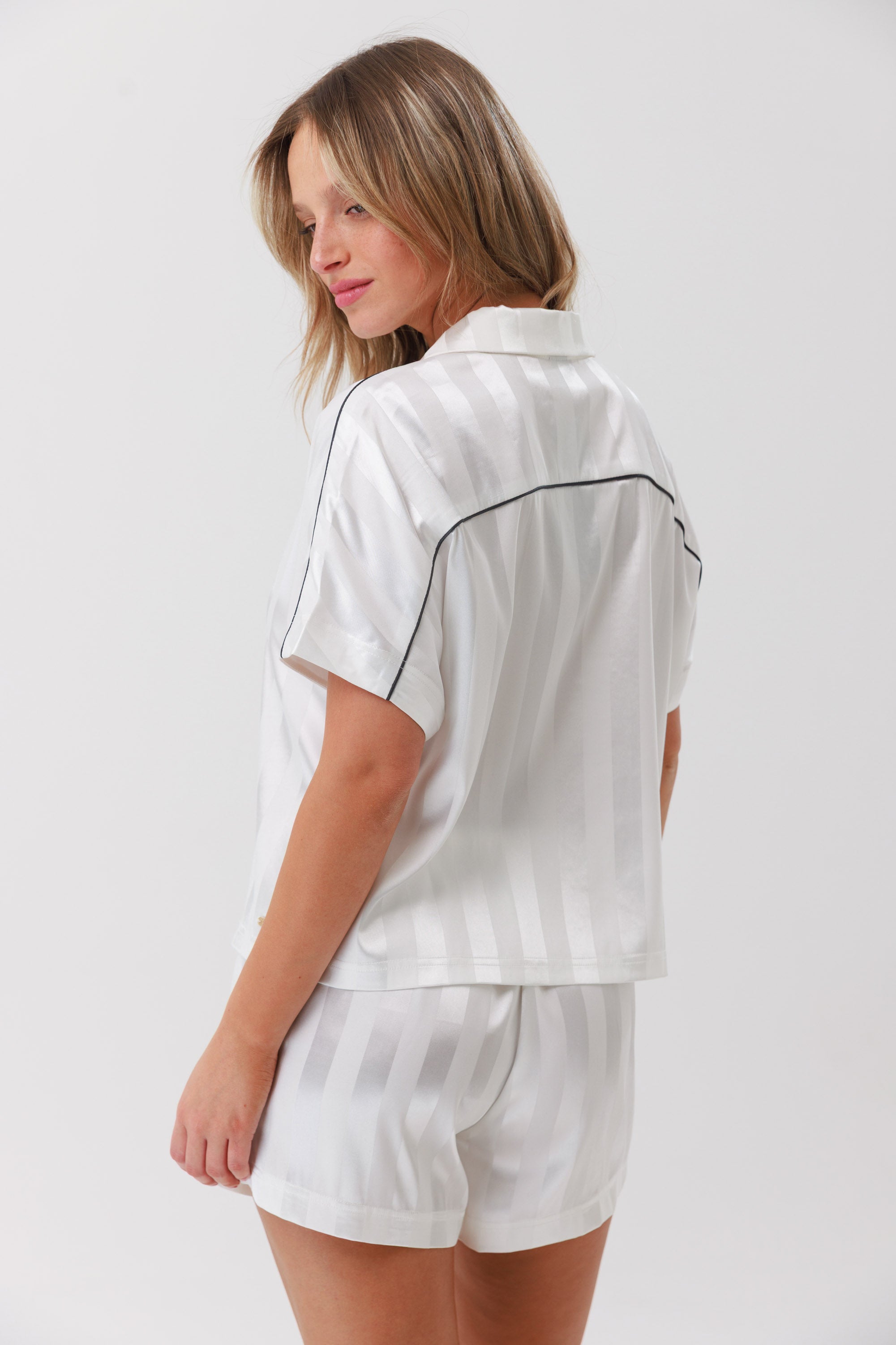 Satin Jacquard – סט פיג'מה מכופתרת יוקרתית - Image 2
