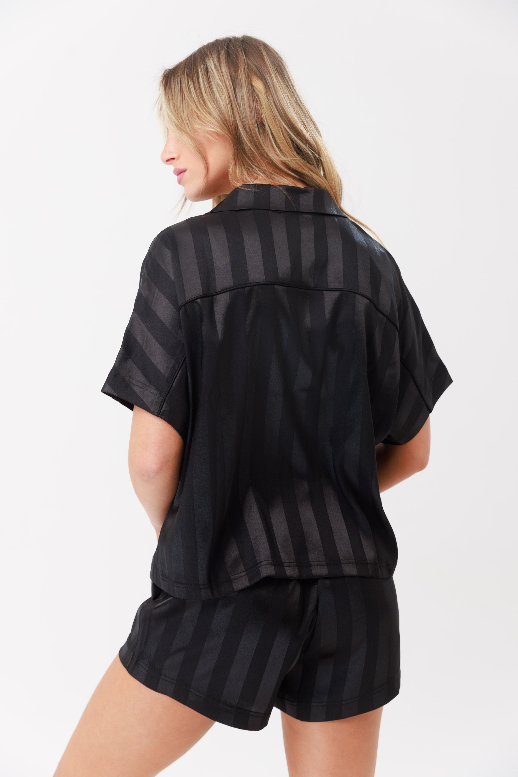Satin Jacquard – סט פיג'מה מכופתרת יוקרתית - Image 2