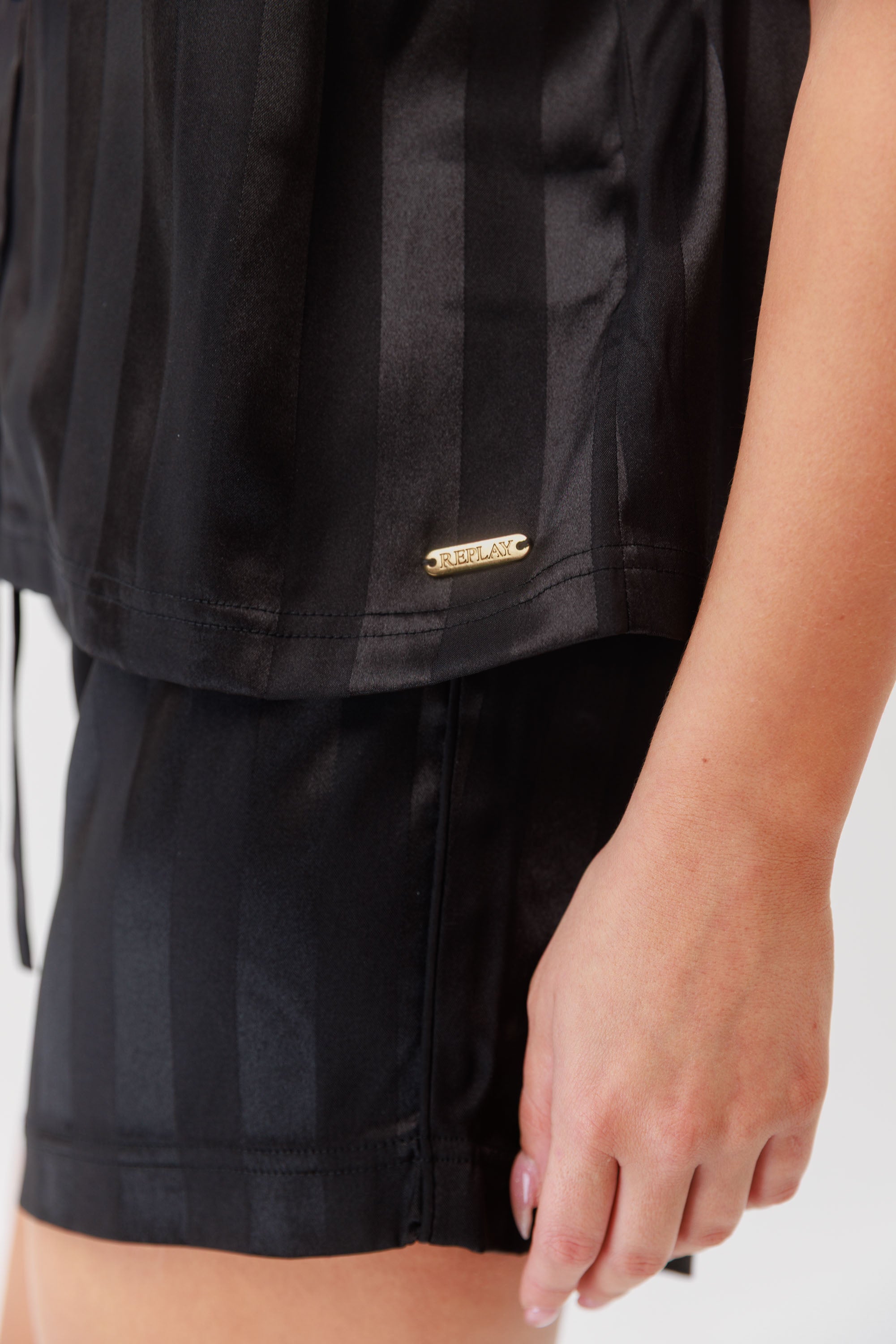 Satin Jacquard – סט פיג'מה מכופתרת יוקרתית - Image 3